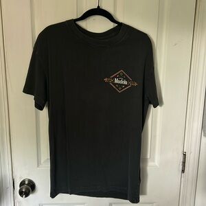 Men modelo graphic tee